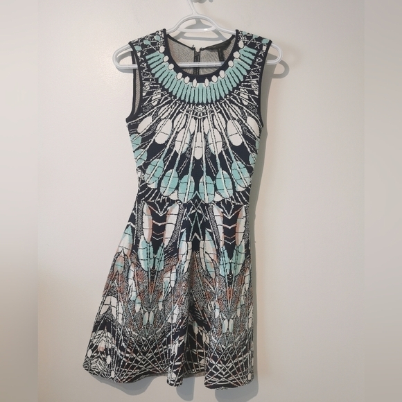 BCBGMAXAZRIA XS/S Wilma feather print exposed lower back - Picture 3 of 12